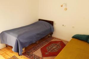 MartuniYour villa with garden in Martuni next to Sevan lake的一间房间的一个角落,房间配有一张床和地毯