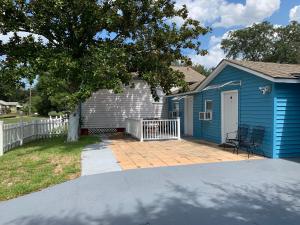 杰克逊维尔The Quiet Sunshine Studio的蓝色的房子,带有庭院和树