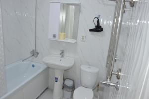 阿拉木图Студия №1 LifeHouseAlmaty в ЖК Теремки-2的白色的浴室设有卫生间和水槽。