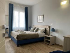 佛罗伦萨Porta alla Croce Guest House的一间卧室设有一张大床和一个窗户。