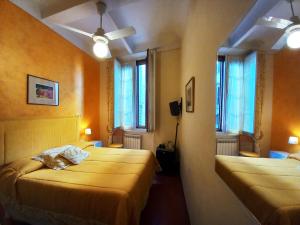 佛罗伦萨旅游大厦酒店的酒店客房带两张床和两个窗户