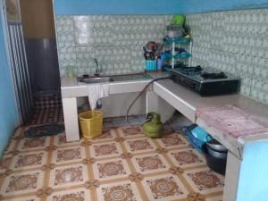MalinoPenginapan PUTRI KEMBAR的厨房配有水槽和带盥洗盆的台面