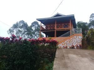 MalinoPenginapan PUTRI KEMBAR的一座建筑前面有楼梯和鲜花