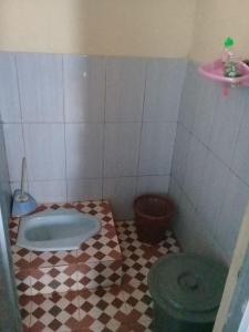 MalinoPenginapan PUTRI KEMBAR的带浴缸的浴室和 ⁇ 格地板