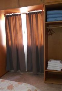 圣拉斐尔Departamento San Rafael - Sobre Paseo Chile的衣柜里配有窗帘和毛巾
