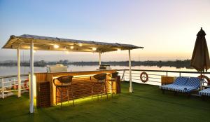 卢克索Nile Treasure Cruise - 4 or 7 Nights From Luxor each Saturday and 3 or 7 Nights From Aswan each Wednesday的船上甲板上的酒吧