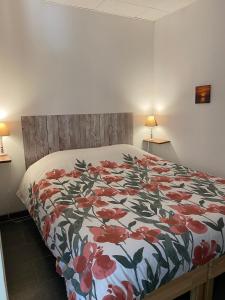 滨海圣西尔Rez-de-villa proche de la mer - Villa Temana的一间卧室配有一张带花卉床罩的床