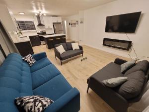安吉利斯港The NW Olympic Retreat的客厅配有蓝色的沙发和电视