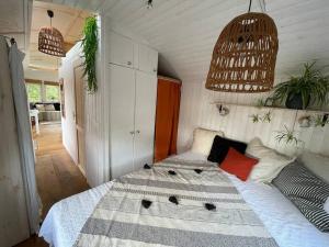 普鲁滕Tiny House Ostsee # Naturwerk的一间卧室,卧室内配有一张大床