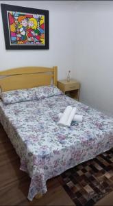 格拉玛多Chalé São Rafael - Recanto da Natureza的卧室内的一张带两个枕头的床