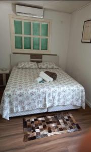 格拉玛多Chalé São Rafael - Recanto da Natureza的一间卧室配有一张床,上面有两条毛巾
