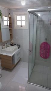 格拉玛多Chalé São Rafael - Recanto da Natureza的带淋浴和盥洗盆的浴室