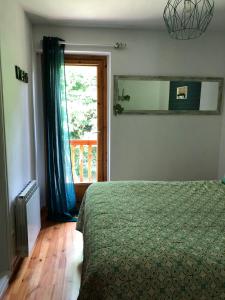 博西Apartamentos Ca de Marti的一间卧室设有一张床、一个窗口和一面镜子