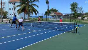 尼格瑞尔Point Village的一群人在网球场打网球