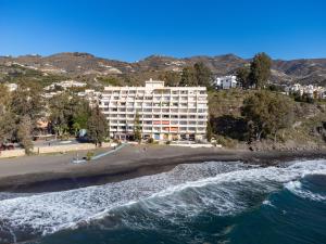 阿尔姆尼卡Apartamento Brisa Del Mar的海边的酒店