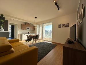 米兰Torre Milano - Luxury modern flat的客厅配有黄色的沙发和桌子