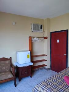 卡诺阿La Casa Ucraniana的配有床、沙发和空调的房间