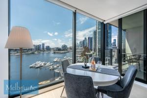 墨尔本Melbourne Private Apartments - Collins Wharf Waterfront, Docklands的享有水景和船景的用餐室