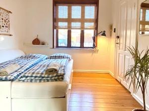 兰讷斯En hel lejlighed i midtbyen - centralt, hyggelig og tæt på alt!的一间卧室配有一张带铺着地毯的床和窗户。