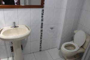 库斯科Hostal Turistico ILLAPA CUSCO 119的一间带水槽和卫生间的浴室