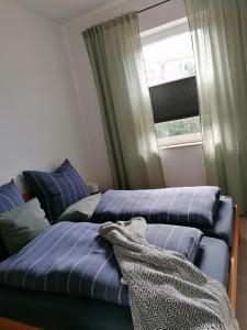 海尔巴德海利根斯塔特Chill-out的带窗户的客房内的两张床