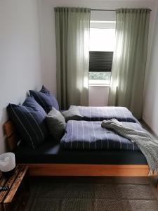 海尔巴德海利根斯塔特Chill-out的一张位于带窗户的房间的床