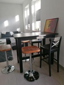 海尔巴德海利根斯塔特Chill-out的客厅配有一张黑桌子和椅子
