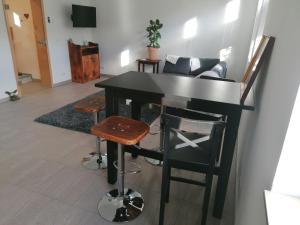 海尔巴德海利根斯塔特Chill-out的客厅配有一张黑桌子和椅子