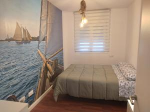 MarchenaPiso amplio y tranquilo en Marchena的一间卧室设有一张床,窗户设有帆船