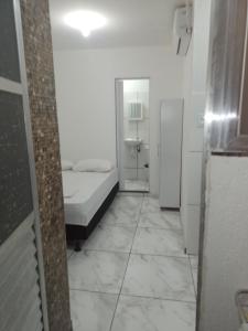 卡波布里奥Casa Dunas Cabo Frio的小房间设有一张床和一间浴室