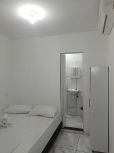卡波布里奥Casa Dunas Cabo Frio的白色的客房配有床和镜子