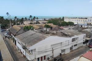 里奥阿查RH01 Apto en Riohacha con vista a la playa, la mejor zona de la ciudad, genial para trabajar o estar con la familia的屋顶受损建筑物的顶部景观