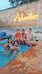 圣希尔The Best Adventure Hostel的一群人坐在游泳池里