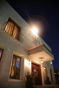 马达巴莎乐美酒店的夜晚有灯的房子
