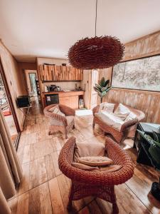 皮斯科艾齐Cabaña en valle del elqui Horcon的客厅配有柳条家具和吊灯。