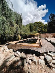 皮斯科艾齐Cabaña en valle del elqui Horcon的一个带池塘和木桥的花园