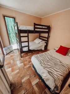 皮斯科艾齐Cabaña en valle del elqui Horcon的一间卧室设有两张双层床,铺有木地板。