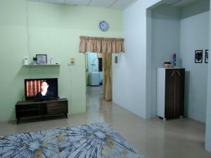 哥打巴鲁Ruhani Homestay 2 Kota Bharu Cheap and Comfortable的客厅配有桌子上的电视