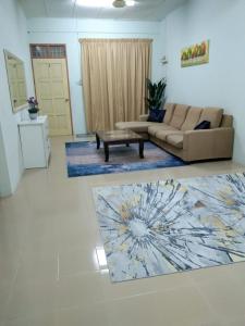 哥打巴鲁Ruhani Homestay 2 Kota Bharu Cheap and Comfortable的客厅配有沙发和桌子