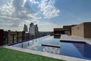 波哥大Apartaestudio en Chapinero muy bien ubicado的大楼屋顶上的大型游泳池