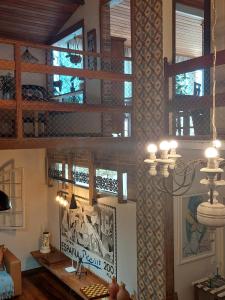 瓜拉派瑞Casa de Praia Alameda Azul的客厅设有窗户和吊灯。