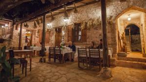 Davazlar霍兰威德勒乡村旅馆的一群坐在餐厅桌子上的人