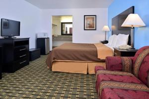 爱德蒙Executive Inn的一间酒店客房,配有一张床和一台电视