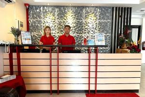 长滩岛长滩岛红可可旅馆的站在柜台后面的男人和女人