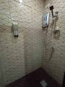 塔比拉兰7 Meadows Inn的带淋浴的浴室,墙上配有电话
