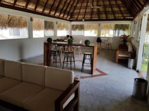 阿卡普尔科Acapulco diamante departamento con playa ecológico的客厅配有沙发和桌椅