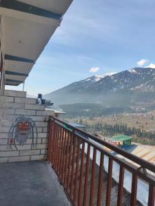 马拉里ROOP MOUNTAIN HOMESTAY的山景阳台。