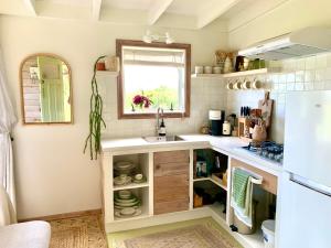 HouhoraThe Perch的一个带水槽和窗户的小厨房