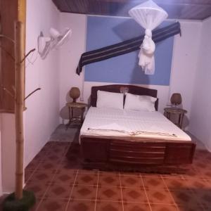 桔井Nomad Guesthouse的一间卧室配有一张蓝色墙壁的床