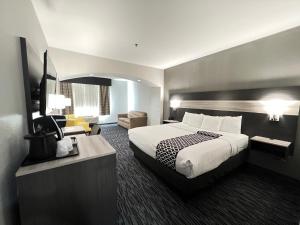 艾伦艾伦拉昆塔乡村套房酒店的酒店客房设有床和客厅。